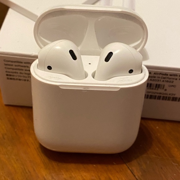 Apple Airpods (with charging case)